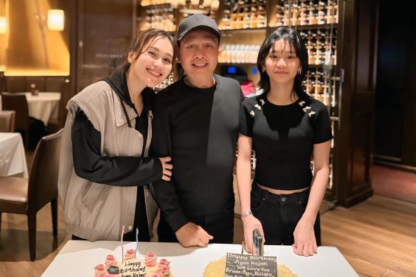 7 Potret Birthday Dinner Ulang Tahun ke-63 Ayah Ayu Ting Ting